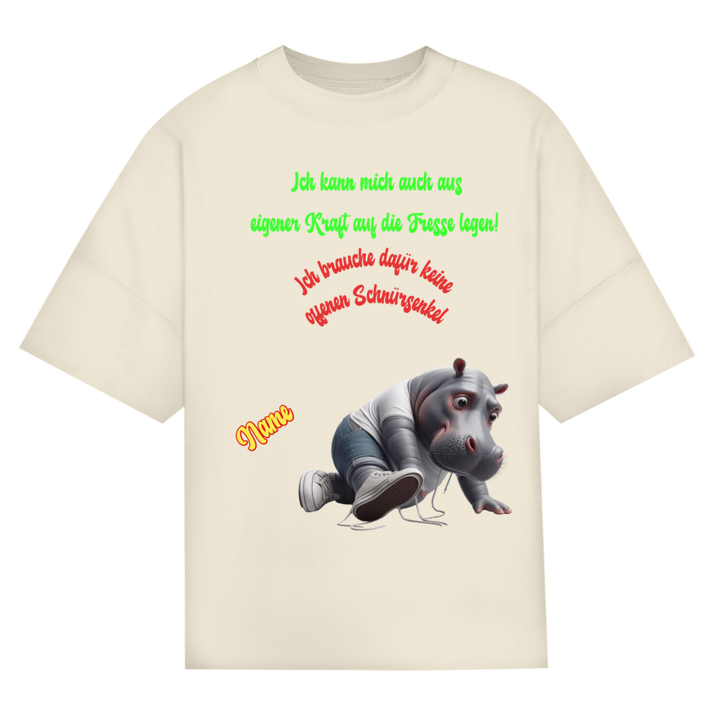 Modell Niklas * Elnika Oversize Bio T-Shirt * Offene Schnürsenkel