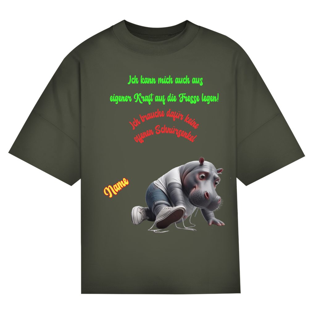 Modell Niklas * Elnika Oversize Bio T-Shirt * Offene Schnürsenkel